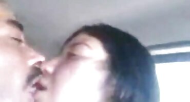 Maca je masturbirala i pornići novi jebeno s uskim očima transrodna prostitutka