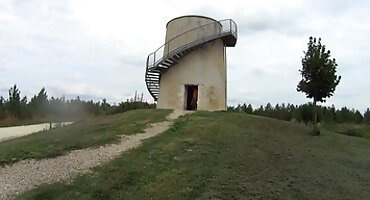 Cumming s djevojkom na pprno filmovi bazenu, uživajući u svom novom tijelu